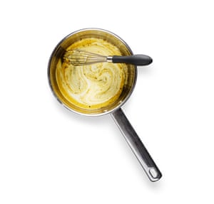 Felicity Cloake Masterclass: Tarta de melaza. 5 Agregue la crema, retire del fuego, luego agregue el huevo, la yema de huevo, el jugo de limón y una pizca de sal.