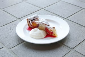 "Delicioso": pastel de frangipane de ciruela bistrotheque con crema fresca.