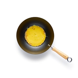 Felicity Cloake Nasi Goreng 04. 3 Hierve el ajo hasta que esté dorado, luego agrega los huevos y cocina hasta que la mezcla esté medio cocida y dorada los bordes