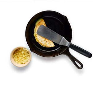 Una vez que la tortilla esté dorada, dóblala para encerrar el relleno y presiona para sellar.