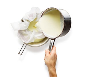 Saag Paneer 01 V2. Caliente la leche, agregue el jugo de limón y espere hasta que se separe, luego viértalo a través de la muselina para recoger la cuajada.