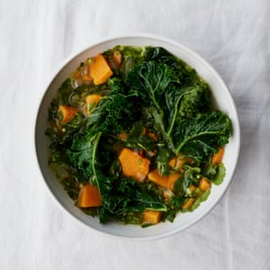 Sopa de camote y cilantro de Anna Jones con verduras de invierno y limón.