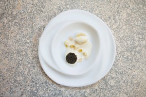 Un plato que no se llama blanco ni negro, en el restaurante Muse de Londres, hecho de panna cotta de coliflor y servido con helado de coliflor y pasas marinadas, verjuice y caviar.