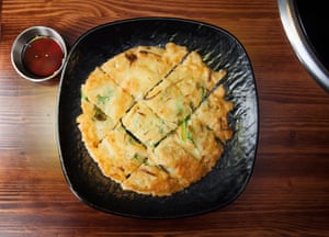 Pajeon - panqueque coreano con cebolla fresca - en Yori. Londres.