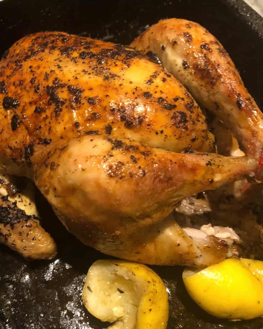 "Un pájaro encantador de piel bronceada y crujiente y una fabulosa salsa de mantequilla y limón": el famoso pollo asado.