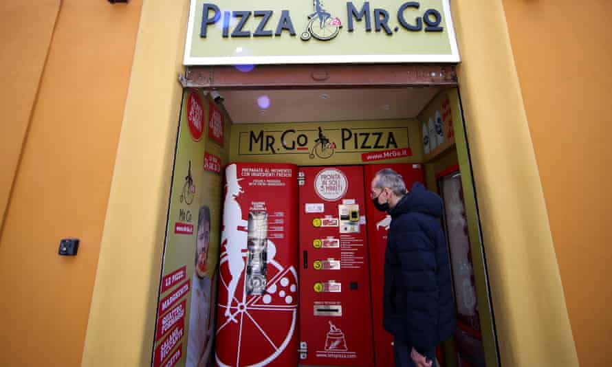Claudio Zampiga espera su pedido en Mr Go Pizza.