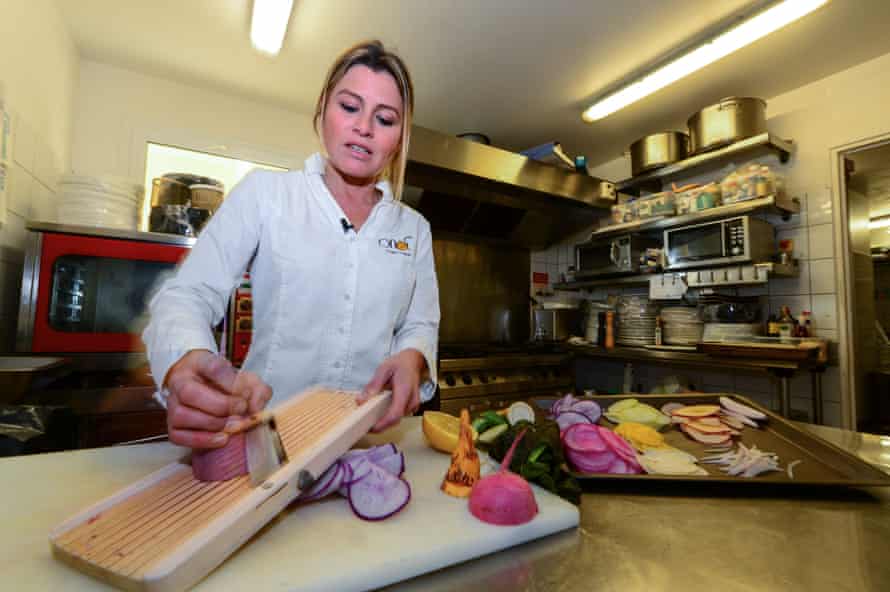 Chef Claire Vallée en su restaurante vegano Ona en Ares, cerca de Burdeos.