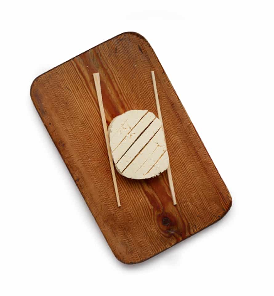 Perfect Breaded Tofish de Felicity Cloake, paso 1. Alinee los palillos junto al tofu para que pueda cortarlo sin cortarlo por completo.