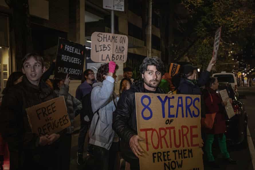 Bandesh sostiene un cartel durante una protesta frente al Park Hotel en Carlton, donde el gobierno australiano retuvo a 35 refugiados.