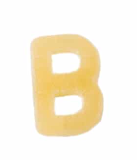 Alfabeto B hecho de letras macarrones aislado sobre fondo blanco.