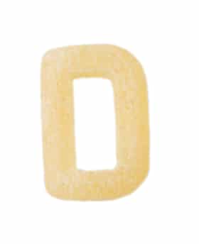 Alfabeto D hecho de letras macarrones aisladas sobre fondo blanco.
