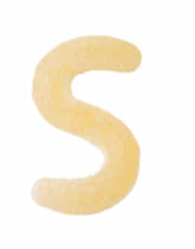 Alfabeto S de letras macarrones aislado sobre fondo blanco.