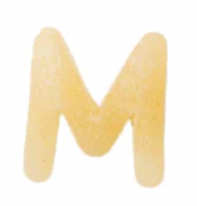 Alfabeto M de letras macarrones aisladas sobre fondo blanco.