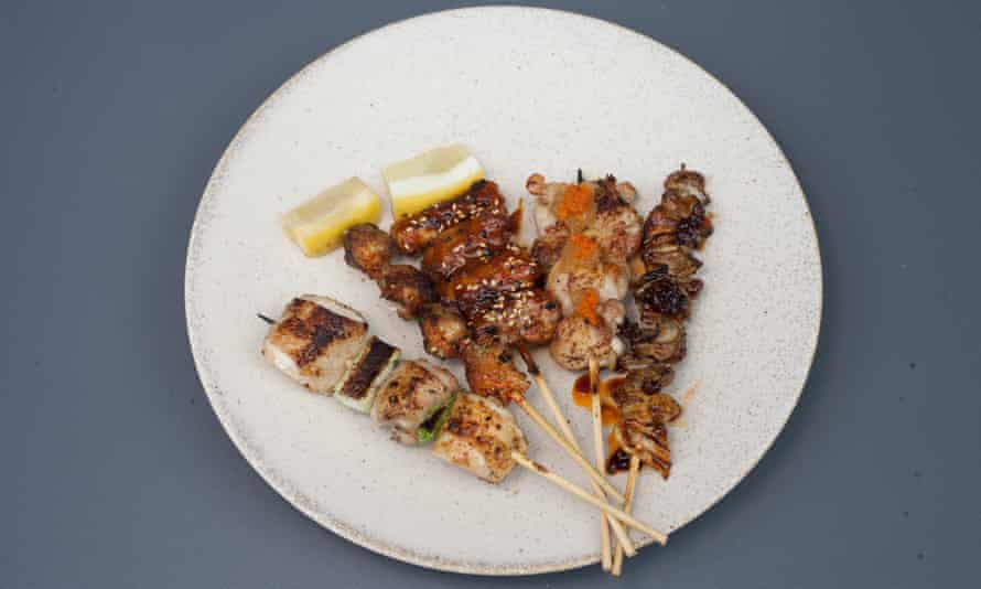 "Las diferentes partes de un pollo requieren un enfoque diferente para cocinar" selección de yakitori.