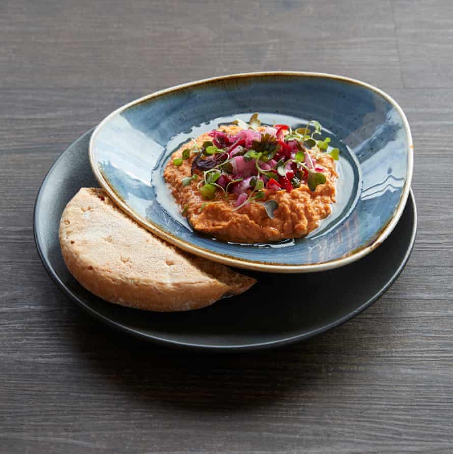 Hummus persa con ensalada de chimichurri en Hidden River Cafe de Cumbria.