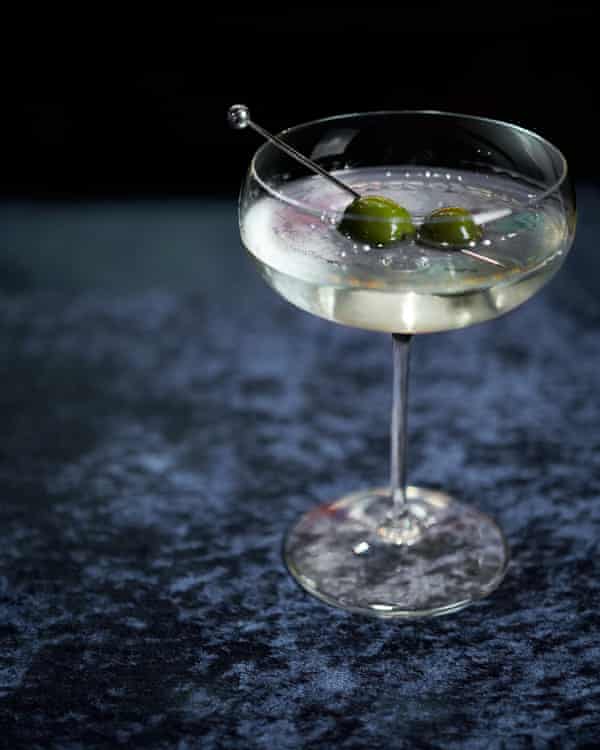 Elegante cóctel de martini blanco con aceituna