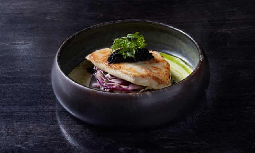 “Un buen plato que combate los excesos”: rodaballo, chucrut de anguila ahumada, velouté de champagne y caviar.