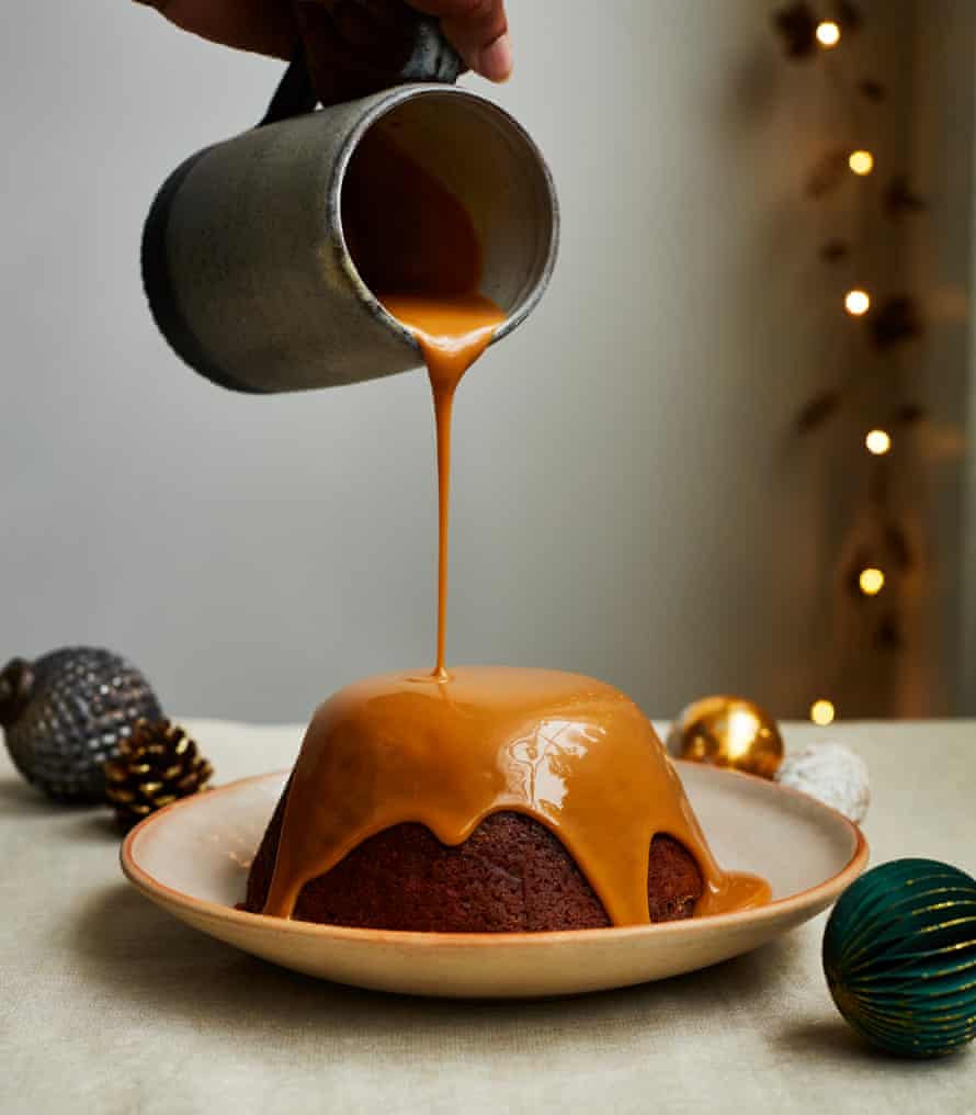 Receta navideña de Ravneet Gill para pudín de dátiles al vapor con salsa de caramelo