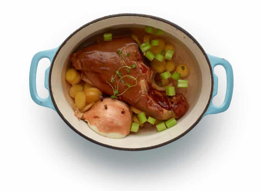 Clase magistral de sopa de guisantes y jamón de Felicity Cloake Paso 4-sh.  Cubra el jamón y las verduras con agua y cocine a fuego lento durante unas tres horas.