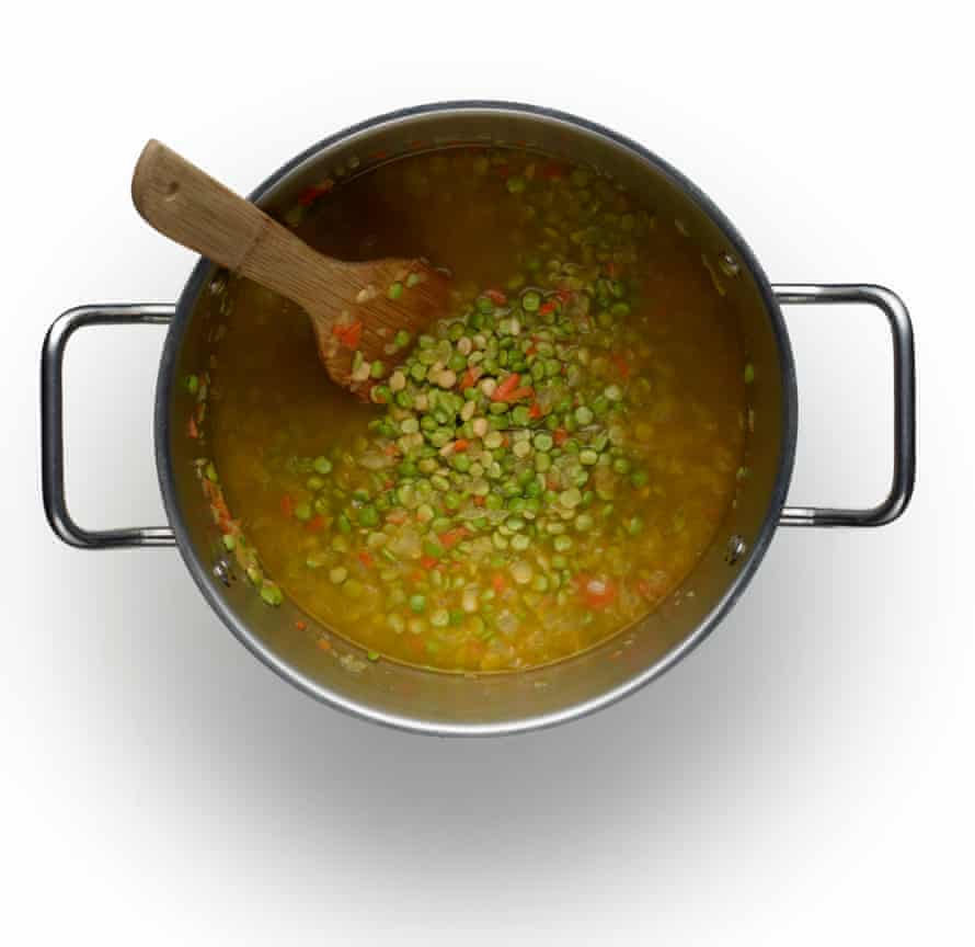 Clase magistral de sopa de guisantes y jamón de Felicity Cloake, paso 8. Agregue el caldo de jamón a las verduras.