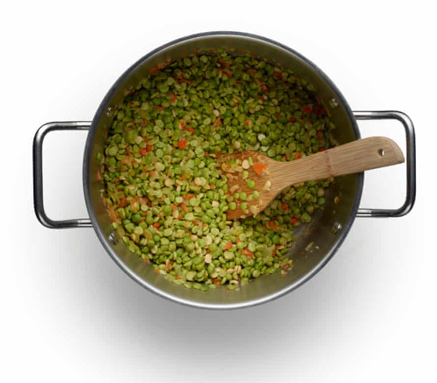 Clase magistral de sopa de guisantes y jamón de Felicity Cloake, paso 7. Agregue guisantes a las verduras.