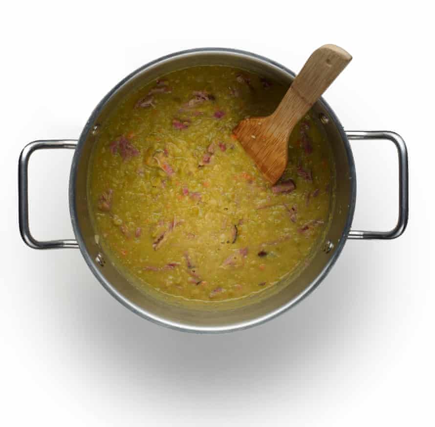 Clase magistral de sopa de guisantes y jamón de Felicity Cloake, paso 9. Agregue los guisantes, luego agregue el jamón desmenuzado.