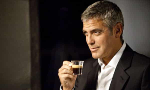 El apuesto actor multimillonario George Clooney posa con un café Nespresso.