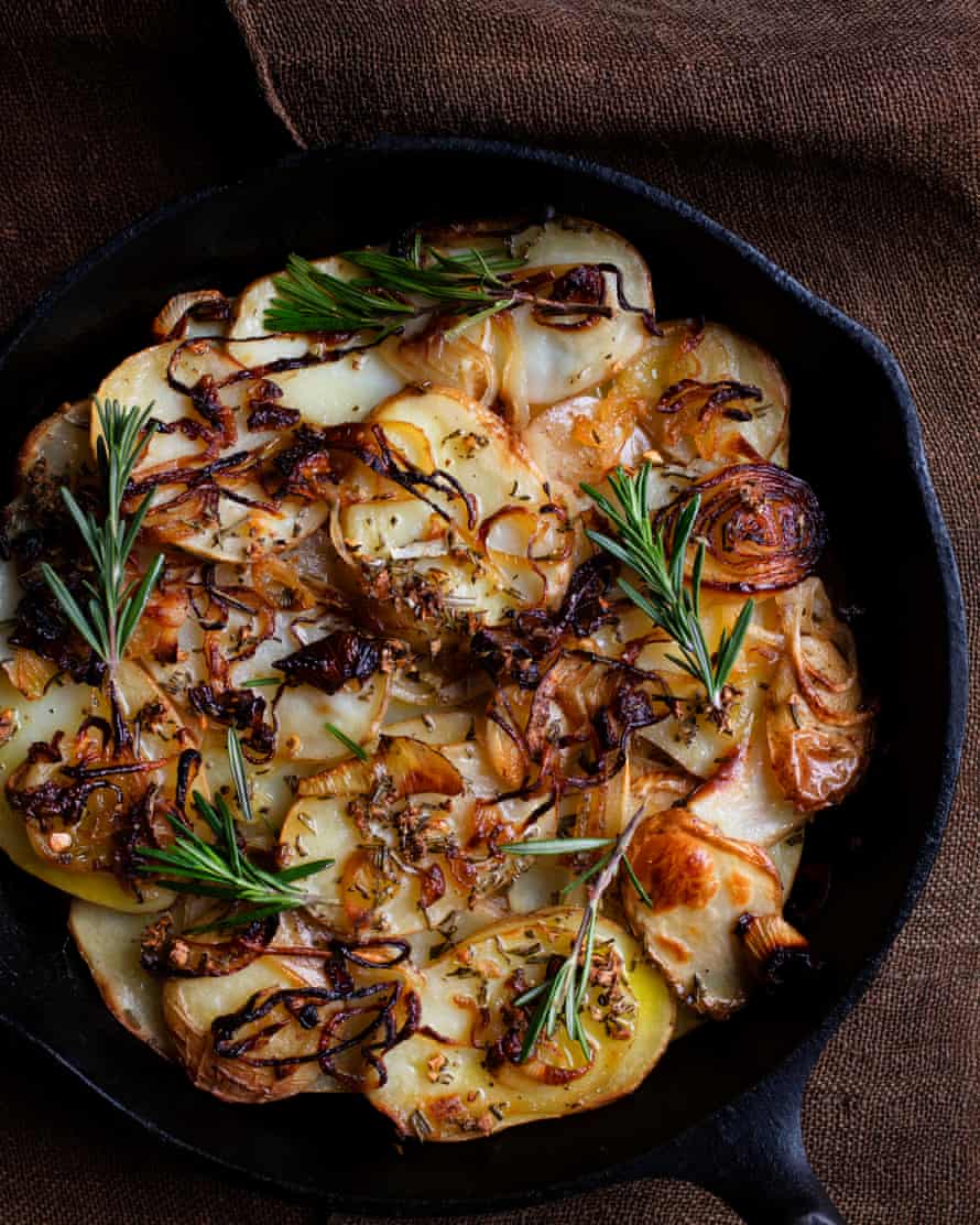 “Traído a la mesa en una cacerola de hierro fundido”: patatas en aceite de oliva, ajo y romero.