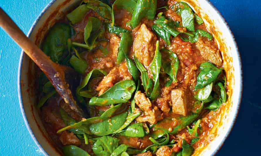 Gosht anna palak nu shaak de Meera Sodha: cordero guisado y curry de espinacas.