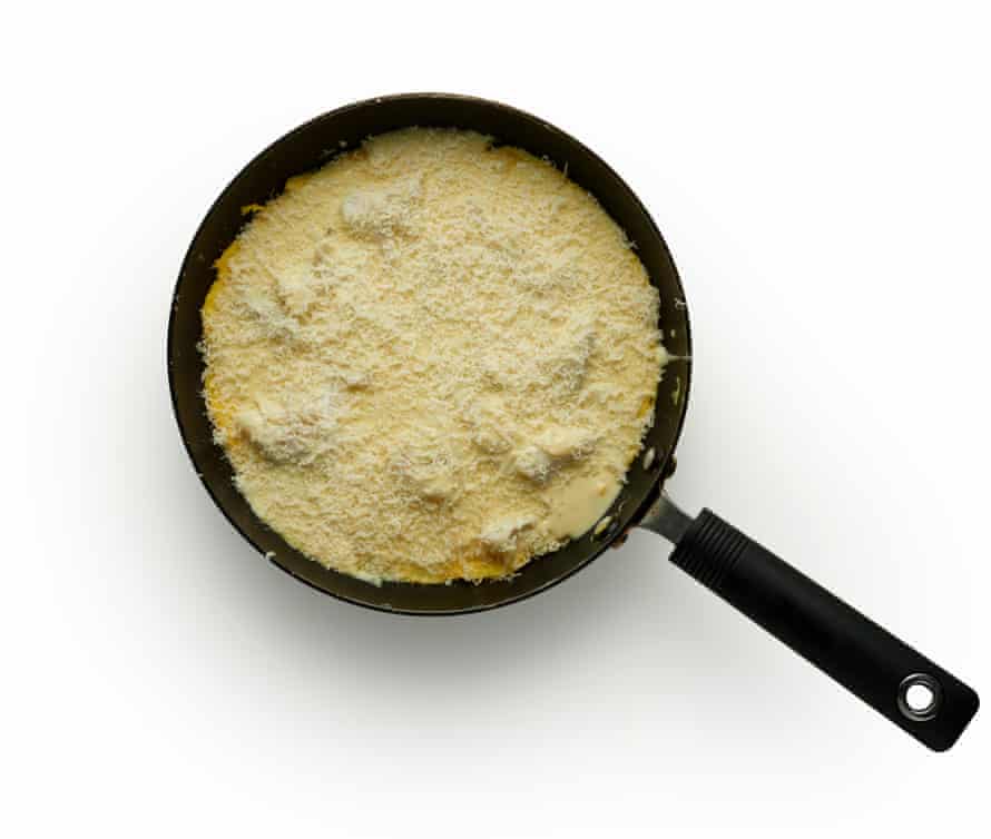 Clase magistral de Felicity Cloake: Tortilla de Arnold Bennett 8. Mueva cualquier huevo líquido a los lados.  Cuando la tortilla esté casi lista, pero todavía esté un poco floja en el medio, retire la sartén del fuego, agregue la mitad (o toda) de la salsa y cubra con queso rallado.