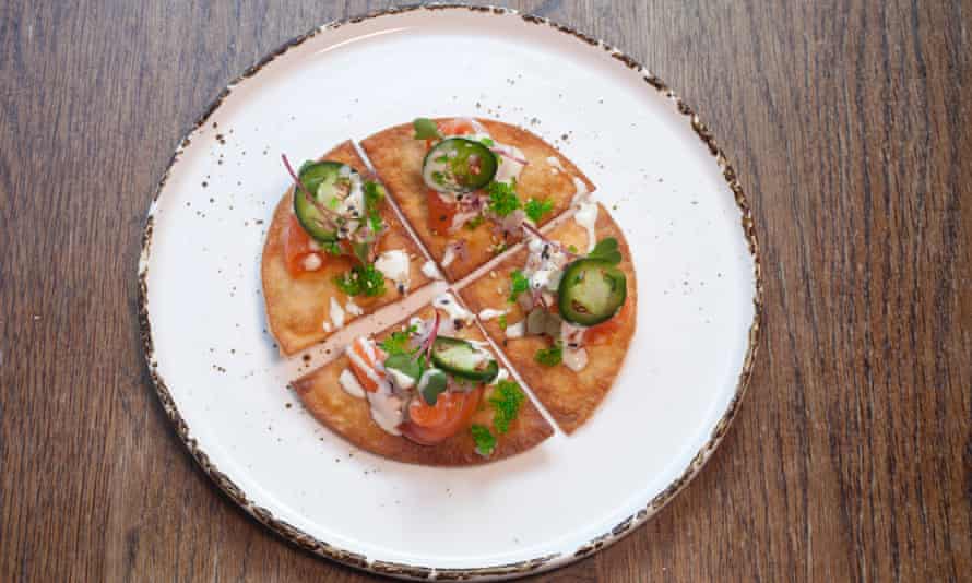 'Textura, es una delicia': sashimi de salmón 'pizza'.