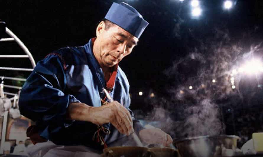 Michiba Rokusaburō, que era un Iron Chef japonés, cocinando un plato.