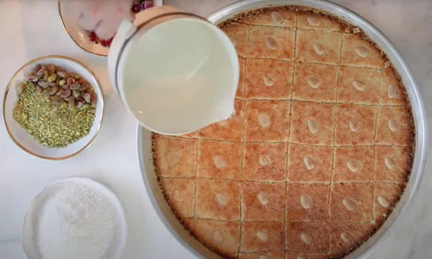 Verter jarabe sobre el pastel de sémola libanés de Mama G (Namoura)