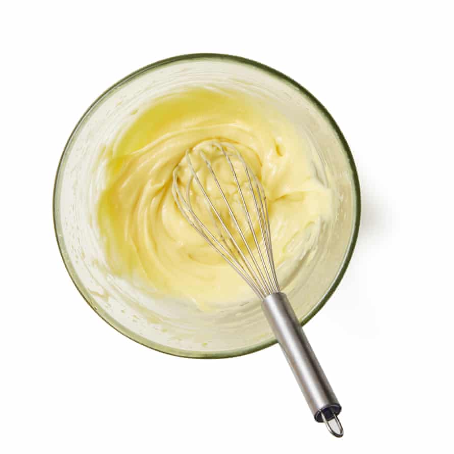 Pollo de coronación de Felicity Cloake 5a Coloque la yema de huevo y la sal en un tazón mediano (coloque sobre un paño húmedo, para asegurar).  Bate durante unos 20 segundos, hasta que la mezcla se espese un poco (puedes usar batidoras eléctricas para esto, pero es difícil hacer esta pequeña cantidad en un procesador de alimentos), luego agrega la mostaza y el vinagre o el jugo de limón, y bate otros 30 segundos. Incorpora el aceite poco a poco, añadiéndolo primero en un chorro muy fino, batiendo todo el tiempo, hasta que la mayonesa empiece a espesar.  Ahora agregue el aceite más rápido, batiendo hasta que la mezcla esté espesa y brillante.  Si se parte, no se asuste: rompa una segunda yema de huevo en un tazón frío, bata brevemente para espesar, luego agregue gradualmente la mayonesa partida y continúe desde allí.