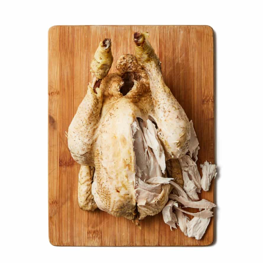 Pollo de coronación de Felicity Cloake 4a Cubra la olla, hierva el contenido, luego baje el fuego para que solo las burbujas ocasionales suban a la superficie.  Escalfar suavemente durante aproximadamente una hora y media, hasta que el jugo salga por la parte más gruesa del muslo, o un termómetro de cocina clavado en el mismo lugar registre al menos 74 °C.  Deje que el pollo se enfríe un poco en su líquido de escalfado, si tiene tiempo; en este punto, la carne no se verá tan apetitosa como el pollo asado, pero estará mucho más jugosa.  Una vez que sea cómodo de manejar, afloje la carne de los huesos y córtela en trozos pequeños;  descartar la piel.  (El líquido de cocción ahora se puede colar y usar como caldo; se congela bien).
