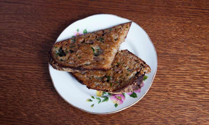 'Remojadas con la mejor mantequilla irlandesa': tostadas con anchoas.