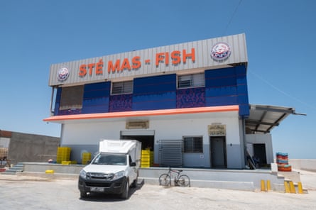 Un negocio de procesamiento y exportación de mariscos en las Islas Kerkennah con una camioneta estacionada afuera