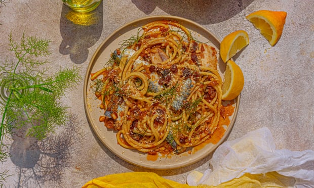Pasta con le sarde – pasta con sardinas, anchoas, hinojo, pasas y piñones.