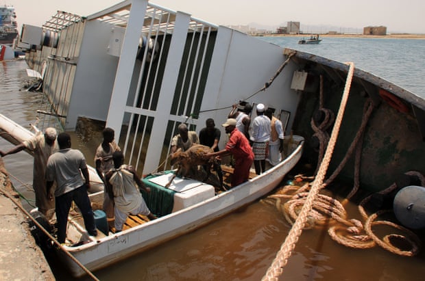 Ovejas son rescatadas después de que un barco se hundiera en el puerto de Suakin en el Mar Rojo de Sudán