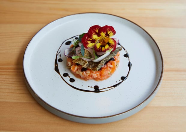 “Delicioso, ornamentado y cuidadosamente seleccionado”: ​​Tartar de trucha de temporada con ponzu de soja blanca, pepino y jengibre.