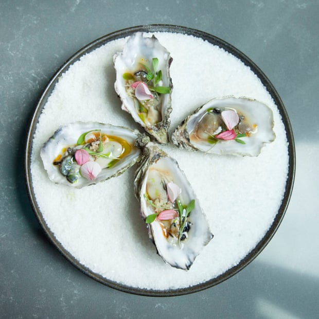 “Extrañamente bueno”: ostras británicas, yuzu y wasabi.  en Oche, The Strand, Londres.
