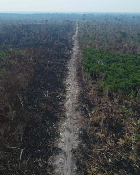 Esta foto de archivo tomada el 22 de septiembre de 2022 muestra una vista aérea de un área deforestada y quemada a lo largo de la carretera BR-230 (Transamazónica) en Manicoré, estado de Amazonas, Brasil. 