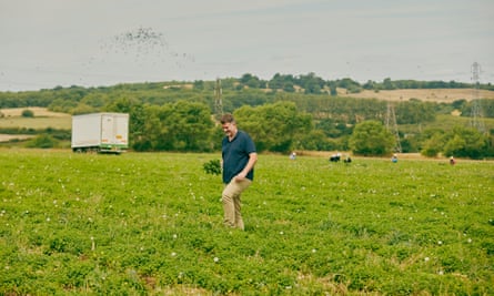 Joe Cottingham paseando por su granja