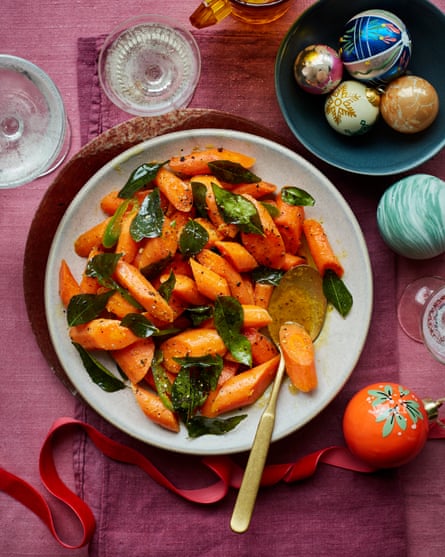 Zanahorias estofadas con ghee y cúrcuma de Yotam Ottolenghi con hojas de curry crujientes.