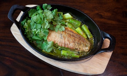 Ligero y fresco: trucha con verduras y cilantro cocinado en mantequilla de almendras.