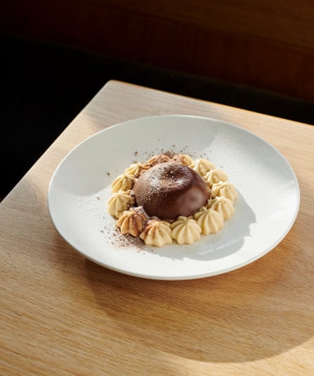 En el menú navideño de Tenedor, este Mont Blanc – bizcocho especiado, mousse de chocolate y crema de castañas.