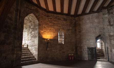 CAERNARFON, Gales - Una habitación bien conservada que formaba parte de la residencia real en el castillo de Caernarfon, en el noroeste de Gales.  Originalmente, un castillo se encontraba en el sitio que data de finales del siglo XI, pero a finales del siglo XIII, el rey Eduardo I encargó una nueva estructura que aún se mantiene en pie.  Tiene torres distintivas y es uno de los mejor conservados de la serie de castillos encargados por Eduardo I.