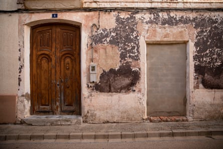 Una puerta tapiada en un edificio en desuso en Balsa de Ves.