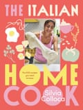 Portada de un libro con el título La cocinera casera italiana, en bloques de colores sobre fondo rosa, con la imagen de la cocinera Silvia Colloca estirando la masa.