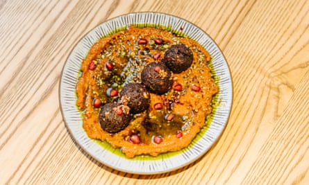 “Muhammara es una ráfaga virtuosa de pimientos rojos asados ​​y nueces dulces con melaza de granada”: falafel.